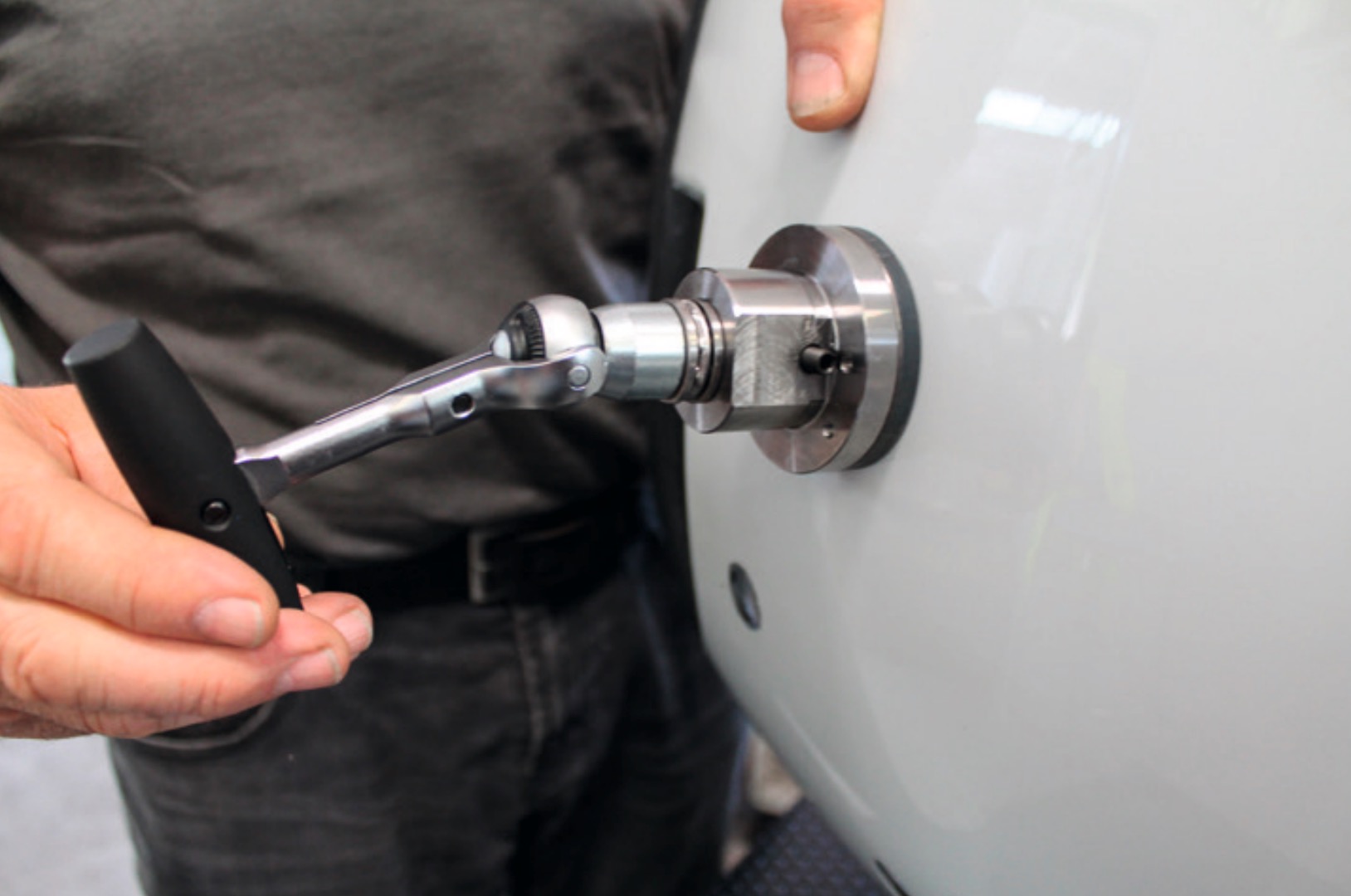 Jetzt neu: Praktisches Stanzwerkzeug zum Einbau von Parksensoren